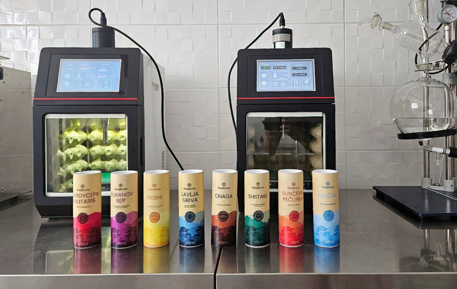 Proizvodi Funguzije ispred laboratorijske opreme