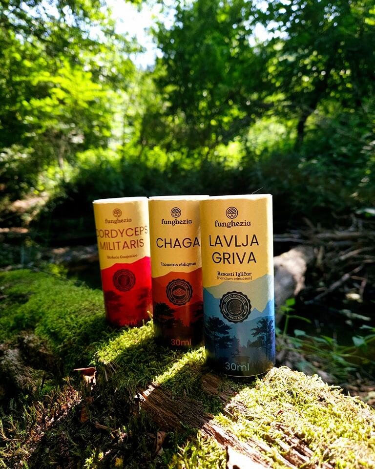 Tri boce gljivnog ekstrakta u šumi.